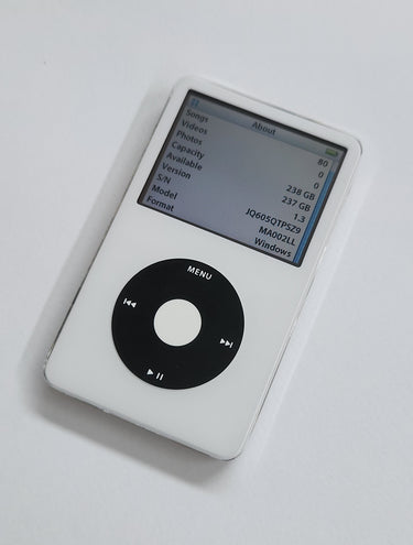 Custom iPod Video 5.5 Gen flash modded – white faceplate with black clickwheel